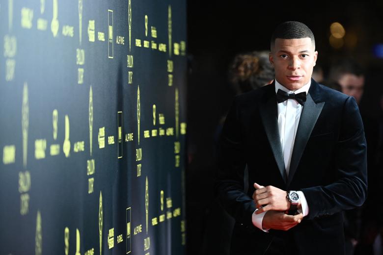 Kylian Mbappé, a la entrada del teatro dónde se ha entregado el Balón de Oro por el que tendrá que esperar