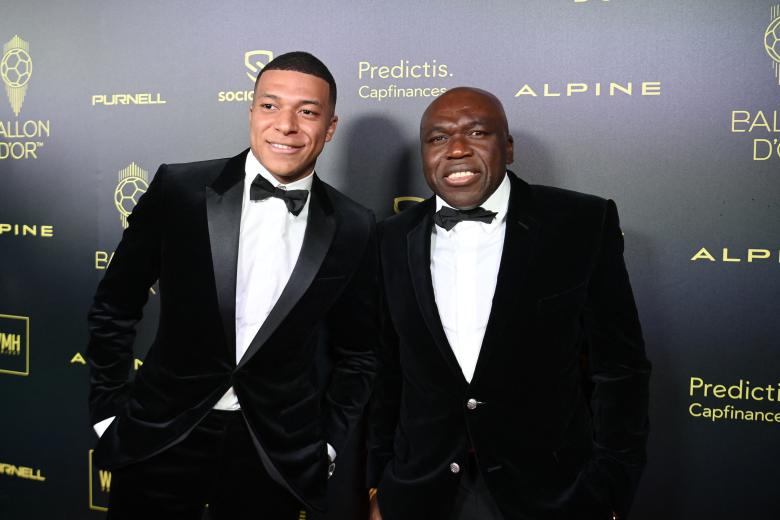 Kylian Mbappé ha ido a la gala del Balón de Oro acompañado de su padre