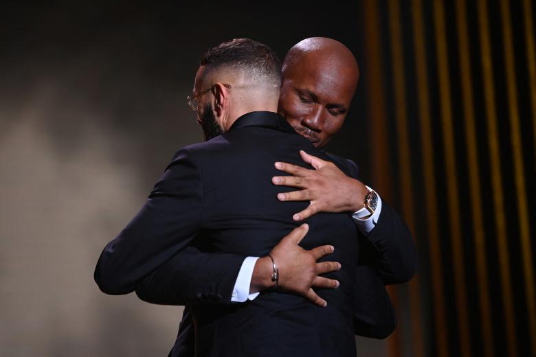 Benzema, ganador del Balón de Oro, se abraza a Didier Drogba