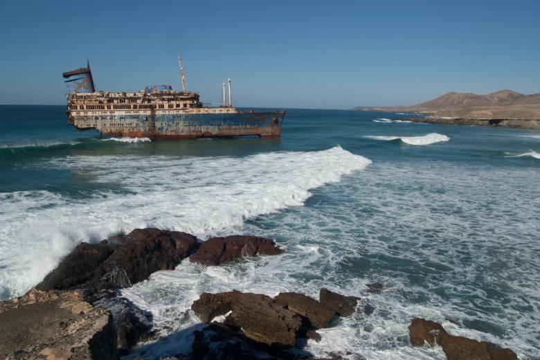 Barco fantasma en la playa de Garcey, Fuerteventura