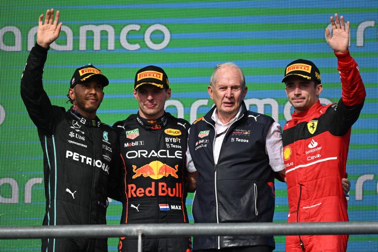 Lewis Hamilton, Max Verstappen, Helmut Marko (jefe de Red Bull) y Charles Leclerc en el podio del circuito de Austin