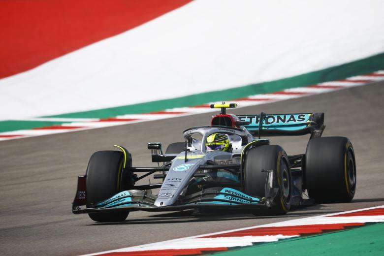 Lewis Hamilton acarició la primera victoria de esta temporada, pero finalmente le adelantó Verstappen