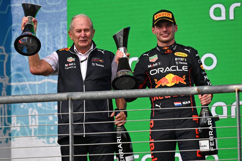 Helmut Marko subió al podio para festejar con Verstappen su victoria en Austin