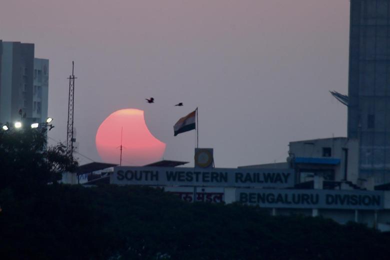 Una vista general que muestra el eclipse solar parcial o Surya Grahan se ve en Bangalore, India