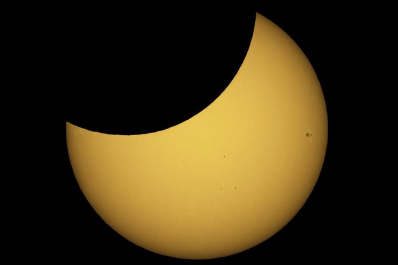 Vista del eclipse solar parcial visto en Male Zlievce, Eslovaquia
