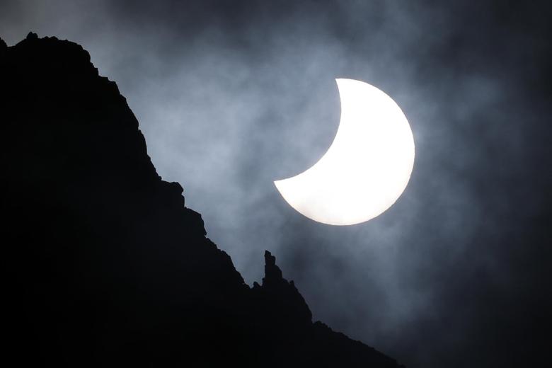 Un eclipse solar parcial como se ve en las montañas Tatra, al sur de Polonia