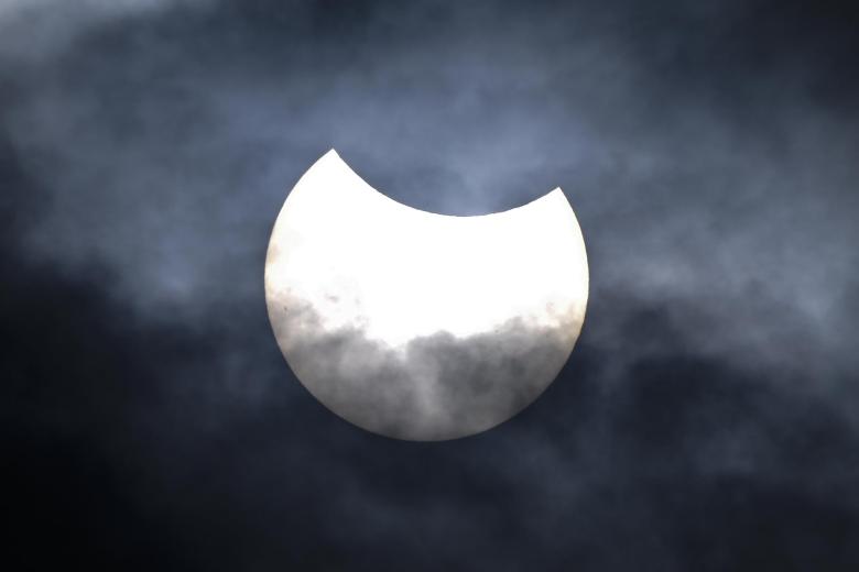 Un eclipse solar parcial visto en el centro de Estocolmo, Suecia