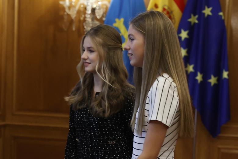 Spanish King Felipe VI and Queen Letizia with daughters Princess of Asturias Leonor de Borbon and Sofia de Borbon during an audience with the awarded the asturias medal 2022 in Oviedo, on Friday 28 October 2022.
