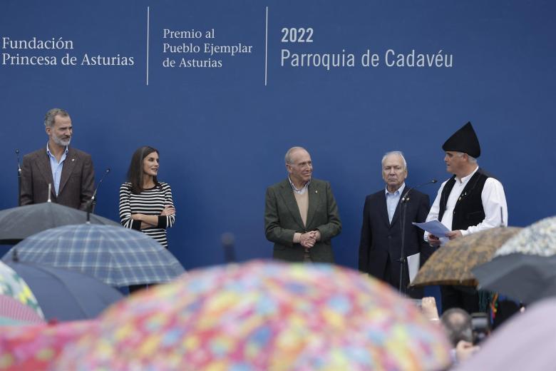 Los Reyes Felipe VI y Letizia escuchan una de las intervenciones durante el acto de entrega del premio al pueblo ejemplar de Asturias a la parroquia de Cadavedo