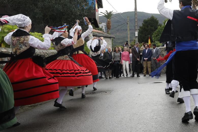 Los Reyes y la Princesa acompañados por el presidente del Principado de Asturias, Adrián Barbón (2d), y por el alcalde de Valdés, Óscar Pérez (d), observan la actuación de un grupo de baile regional