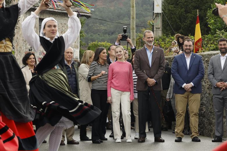 Los Reyes y la Princesa disfrutan de un baile regional asturiano