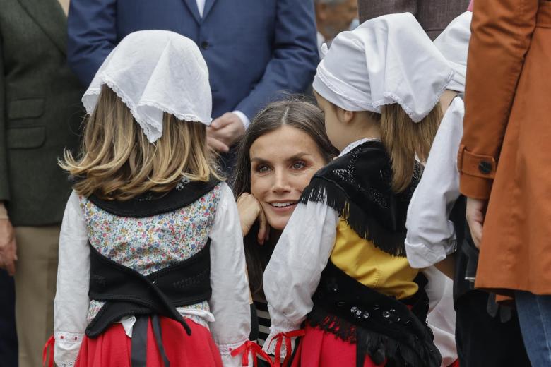La Reina Letizia conversa con dos niñas
