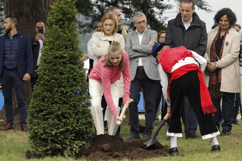 La Princesa de Asturias Leonor planta un tejo durante su visita a Cadavedo, antes de tener que ausentarse por una indisposición