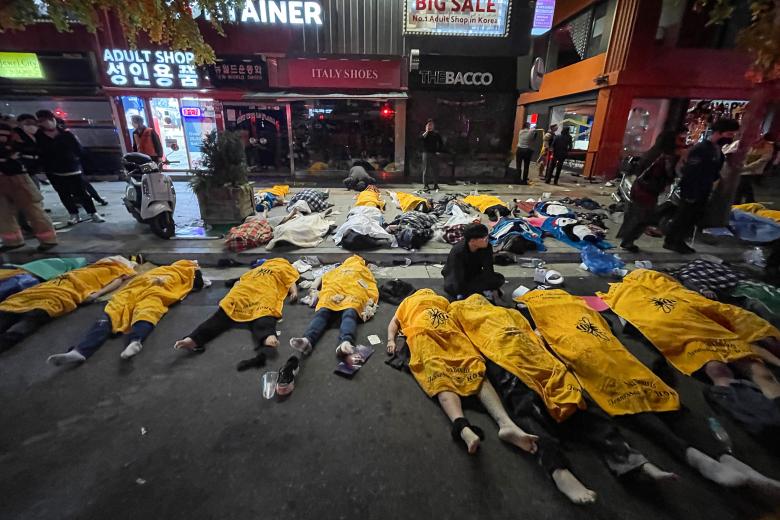 Cadáveres cubiertos con mantas en las calles de Itaewon, un barrio de la capital surcoreana