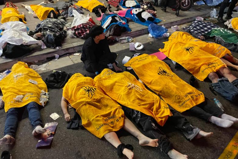 Cadáveres cubiertos con mantas en las calles de Itaewon, un barrio de la capital surcoreana