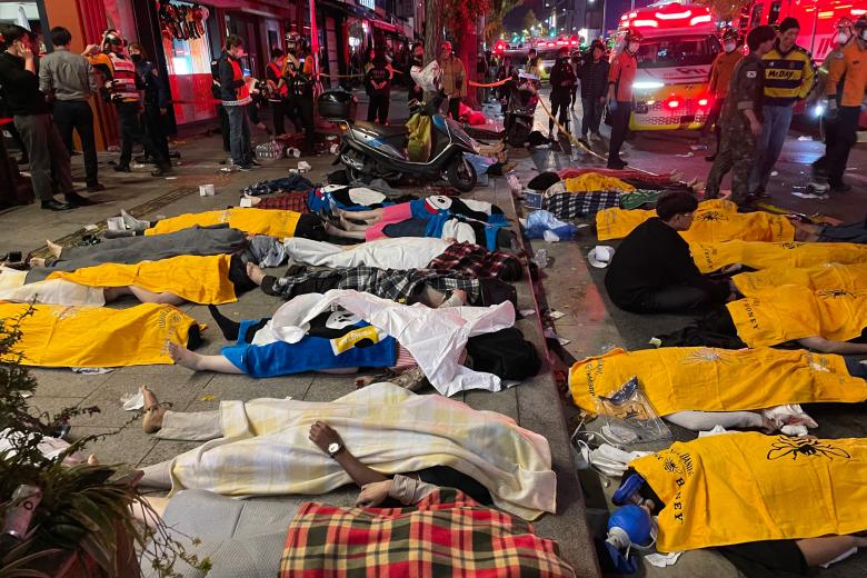 Cadáveres cubiertos con mantas en las calles de Itaewon, un barrio de la capital surcoreana