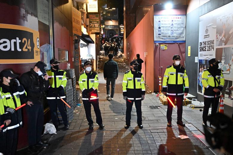Agentes de Policía peinan las calles del barrio de Itaewon donde ha ocurrido la tragedia