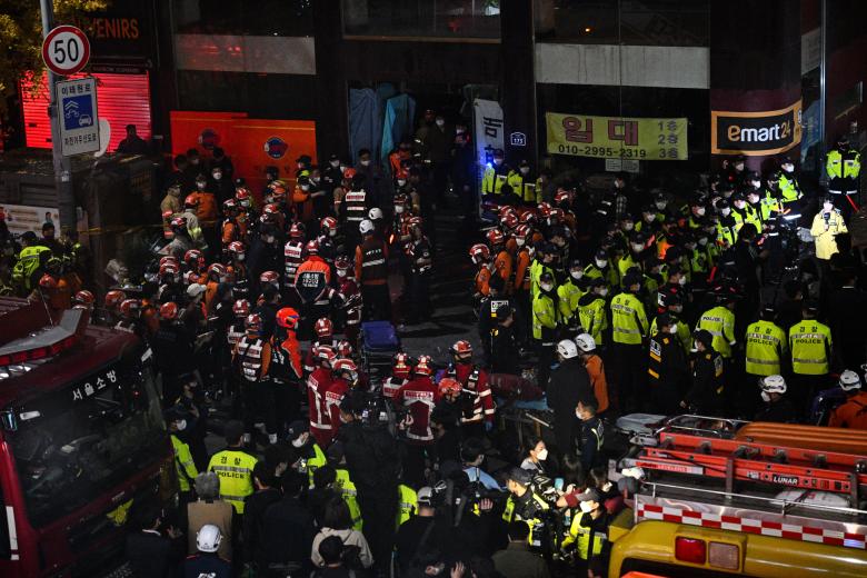 Decenas de agentes de Policía, bomberos y profesionales sanitarios han sido enviados a la zona de la tragedia