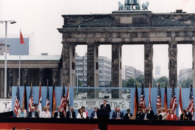 El entonces presidente estadounidense Ronald Reagan en su famoso discurso de Berlín con el llamamiento " ¡Derriben este muro ! "