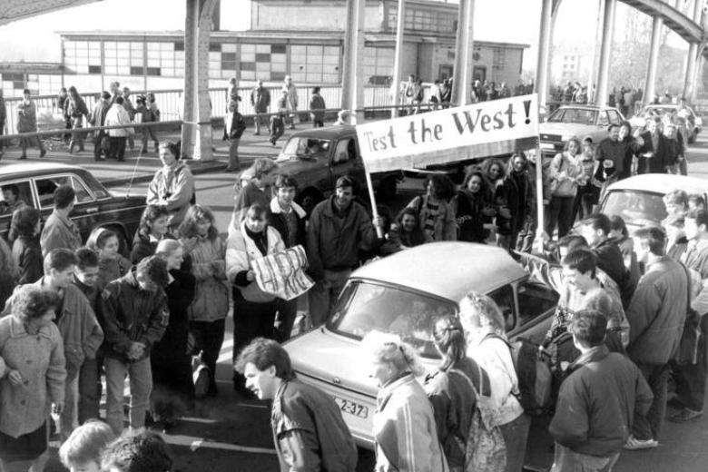 Los ciudadanos de la RDA son bienvenidos en Bösebrücke , 10 de noviembre de 1989