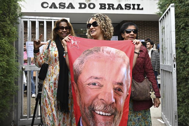 Una votante con una bandera a favor de Lula ejerce su derecho al voto la segunda vuelta de las presidenciales en Brasil en la Casa de Brasil en Madrid este domingo