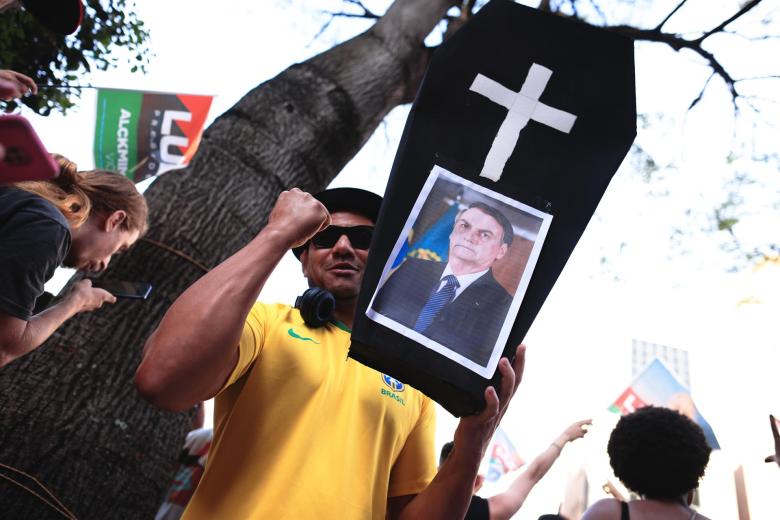 Un simpatizante del expresidente Luiz Inacio Lula da Silva espera la publicación de los resultados de la segunda vuelta de las elecciones presidenciales hoy, en Sao Paulo (Brasil)