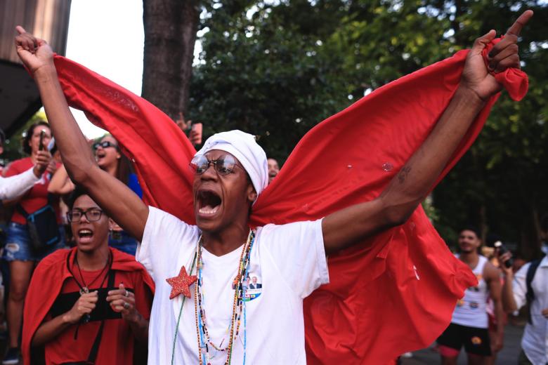 Ciudadanos celebran en las calles mientras esperan la publicación de los resultados de la segunda vuelta de las elecciones presidenciales hoy, en Sao Paulo