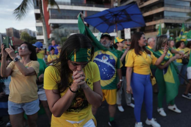 Simpatizantes del presidente de Brasil y candidato a la reelección, Jair Bolsonaro, se reúnen en una calle mientras esperan la publicación de los resultados de la segunda ronda de las elecciones presidenciales hoy, en Río de Janeiro (Brasil)