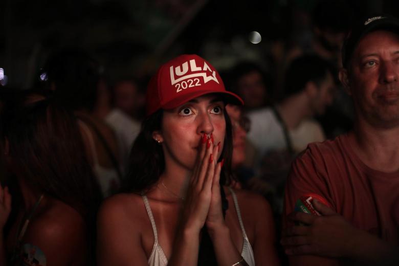 Simpatizantes del expresidente Luiz Inácio Lula da Silva esperan los resultados de la segunda ronda de las elecciones presidenciales hoy, en Río de Janeiro (Brasil)
