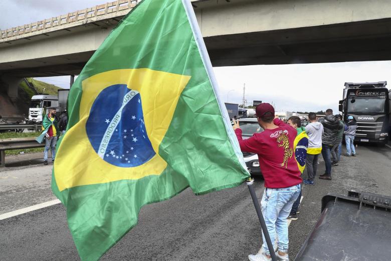Los bloqueos e interdicciones en carreteras ocurren en la mayoría de los 27 estados del país desde la noche del domingo tras ser proclamada la elección de Lula