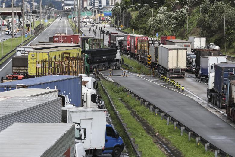 Los manifestantes han bloqueado las carreteras con sus camiones o con neumáticos en llamas y algunos piden una "intervención" de las Fuerzas Armadas a favor de Bolsonaro