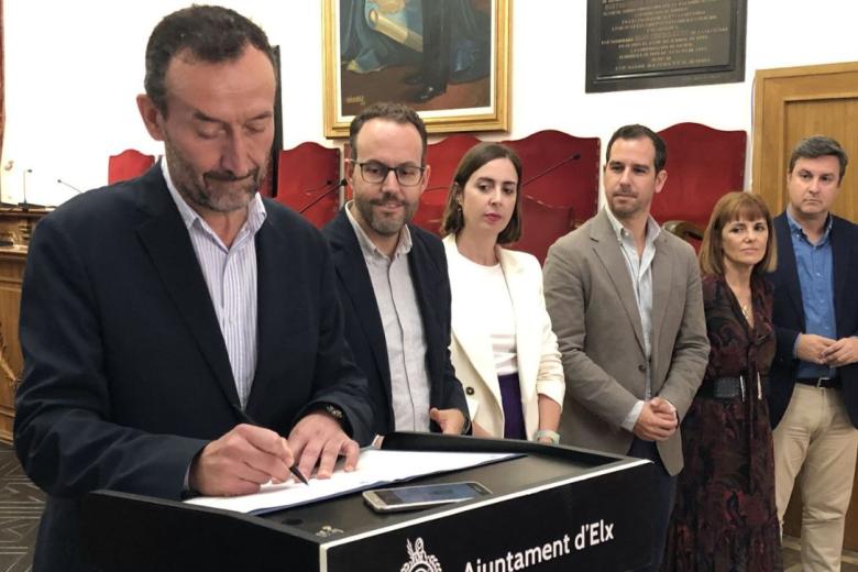 El alcalde, Carlos González, y los portavoces de las formaciones políticas con representación en el Ayuntamiento firman la Declaración Institucional en apoyo a la iniciativa.