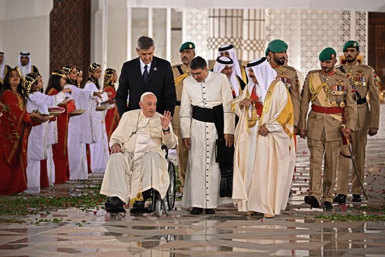 El rey de Bahréin acompaña al Papa Francisco a su salida del Palacio Shakir, en la ciudad de Shakir