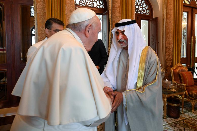 El Papa Francisco saluda al ministro de Tolerancia y Coexistencia, Sheikh Nahyan bin Mubarak al-Nahyan at the Papal residence near the Sakhir Royal Palace, in the eponymous Bahraini city on November 4, 2022. (Photo by VATICAN MEDIA / AFP) / RESTRICTED TO EDITORIAL USE - MANDATORY CREDIT "AFP PHOTO / VATICAN MEDIA" - NO MARKETING NO ADVERTISING CAMPAIGNS - DISTRIBUTED AS A SERVICE TO CLIENTS