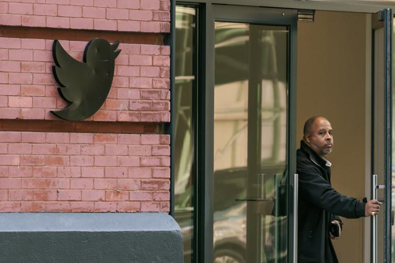 New York (United States), 04/11/2022.- A person looks at signage at the Twitter offices in New York, New York, USA, 04 November 2022. The company is reportedly laying off closer to half of its employees as part of change in corporate strategy related to Elon Musk's purchase of the company on 27 October 2022. (Estados Unidos, Nueva York) EFE/EPA/JUSTIN LANE