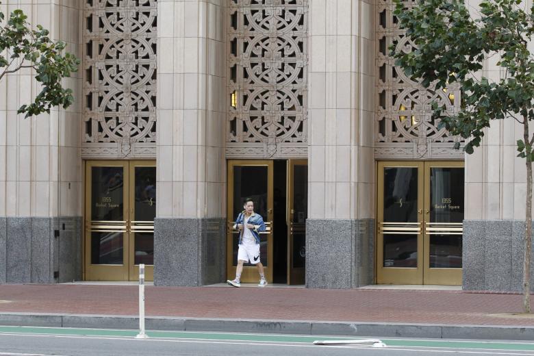 El exterior de la sede de Twitter al inicio de la jornada laboral en San Francsico, California