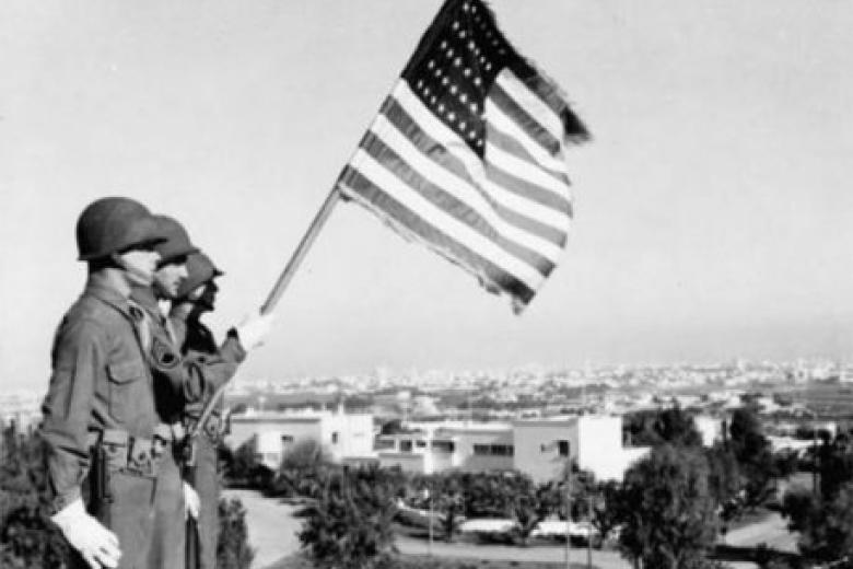 Soldados norteamericanos tomando una ciudad de Argelia