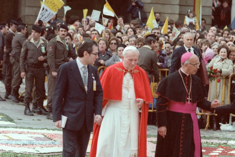 En la foto, Juan Pablo II pisa la alfombra floral realizada por el pueblo de Puenteareas en la plaza del Obradoiro. Le acompañan el arzobispo Moseñor Suquía y el alcalde de Santiago, Marcial Castro. EFE/aa
