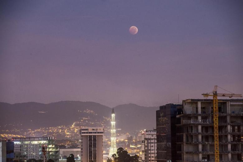 Fotografía de la luna durante un eclipse desde Ciudad de Guatemala