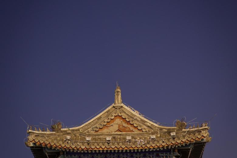 La luna brilla este martes sobre la Torre de la Puerta de Yongdingmen durante un eclipse lunar total en Pekín, China