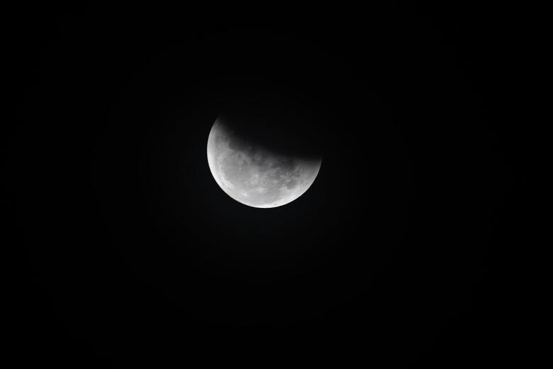 La luna se ha eclipsado completamente en Purwakarta, Indonesia