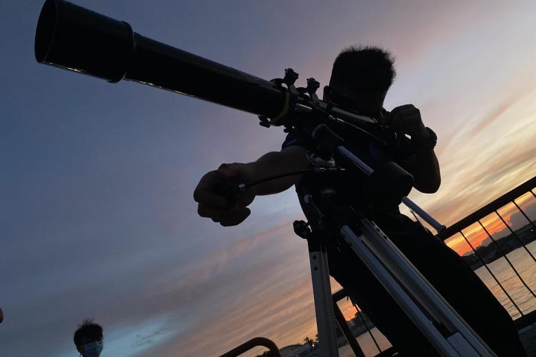 Un observador del cielo filipino usa un telescopio para ver el eclipse lunar total en Manila, Filipinas