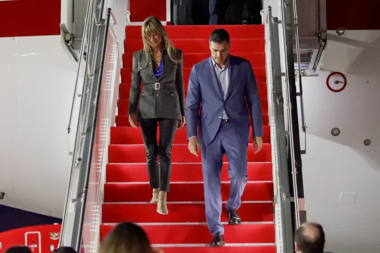 Bali (Indonesia), 14/11/2022.- Spain's Prime Minister Pedro Sanchez (R) and his wife Begona Gomez (L) arrive at Ngurah Rai International Airport ahead of the G20 Summit in Bali, Indonesia, 14 November 2022. The 17th Group of Twenty (G20) Heads of State and Government Summit will be held in Bali from 15 to 16 November 2022. (España) EFE/EPA/AJENG DINAR ULFIANA / POOL