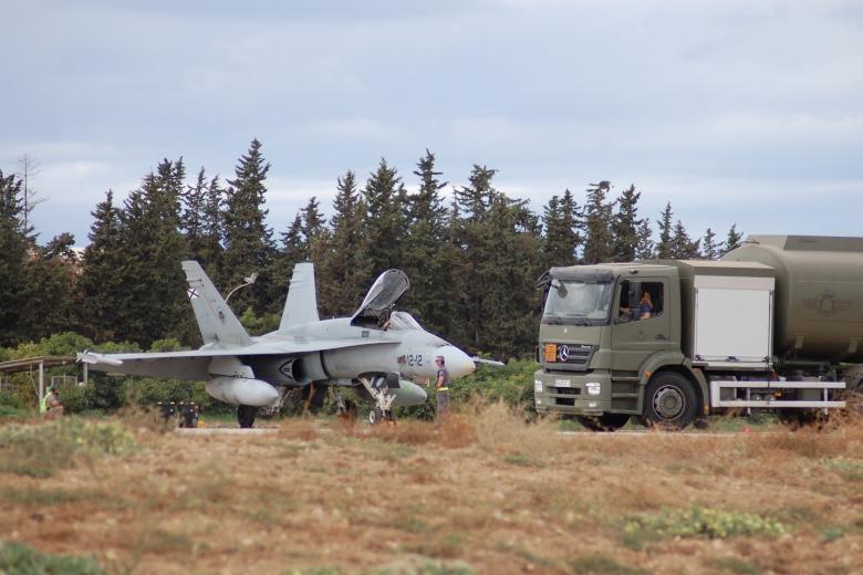El Segundo Escuadrón de Apoyo al Despliegue Aéreo (SEADA), el Grupo de Automóviles (GRUAUT), el Ala 31 y el personal de las distintas secciones de la Base Aérea de Málaga (combustibles, rescate y contraincendios, comunicaciones, sanidad, policía aérea, hostelería, etc.) han proporcionado un valioso apoyo logístico y de materia. En la imagen, repostaje de un F-18 por personal de la base
