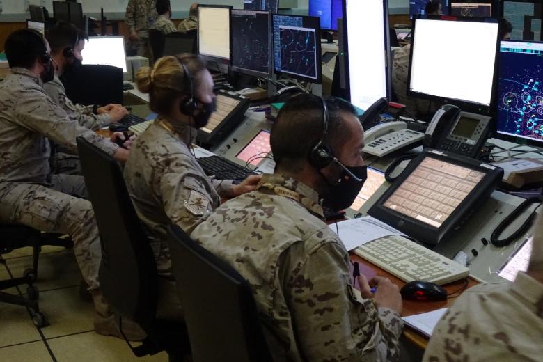 en todo momento se siguieron las directrices del Grupo Norte de Mando y Control (Base Aérea de Zaragoza), encargado de ejercer la vigilancia del espacio aéreo, así como de desempeñar las funciones de control del Sistema de Defensa Aeroespacial, y del Centro de Operaciones Aéreas (AOC), como puesto de mando.