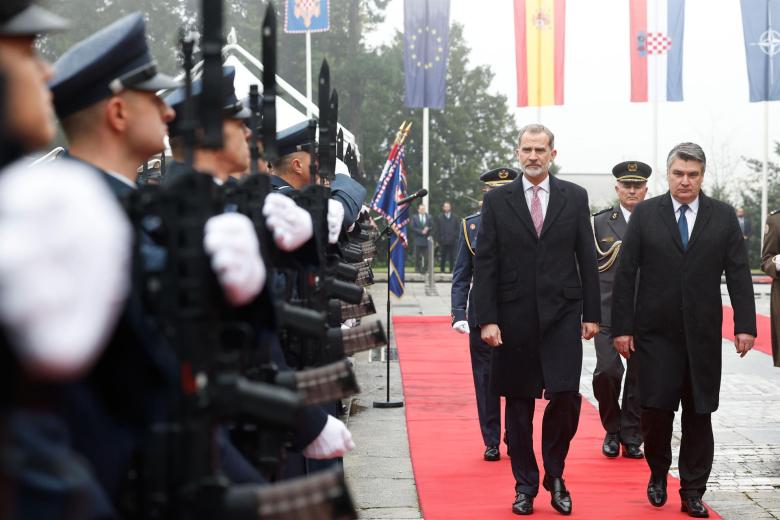 El Rey Felipe VI y el presidente de Croacia, Zoran Milanovic, pasan revista a las tropas