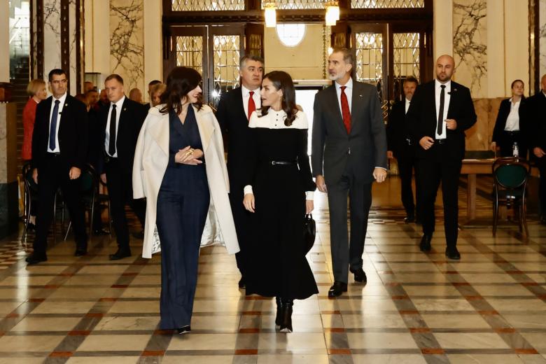 Sus Majestades los Reyes junto al Presidente de Croacia y la Primera Dama a su llegada al Foro IFMIF-DONES
