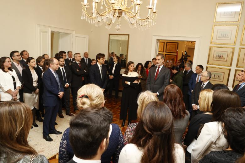 Sus Majestades los Reyes durante su encuentro con una representación de la colectividad española residente en Croacia