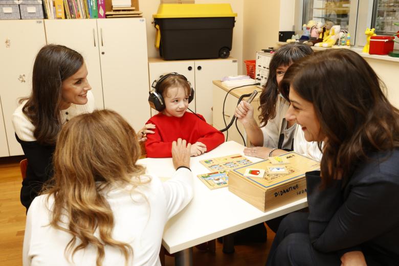 Su Majestad la Reina junto a la Primera Dama de Croacia en una aula de rehabilitación auditiva y del habla individual