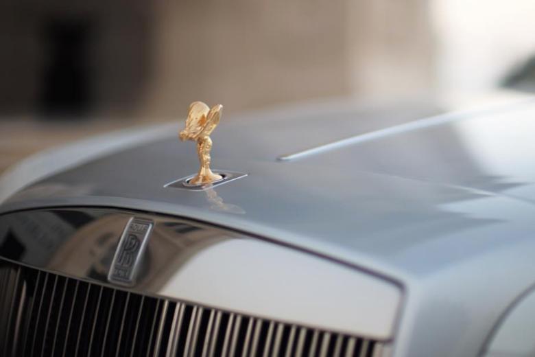 En este caso Rolls Royce cuenta con un departamento de personalización tan exclusivo que permite elegir la 'figurita' del capó fabricada en oro macizo. Un opcional reservado casi en exclusiva a los Emiratos Árabes